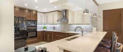 Suite, plusieurs lits, non-fumeur, cuisine (Full Kitchen) | Coin cuisine privé