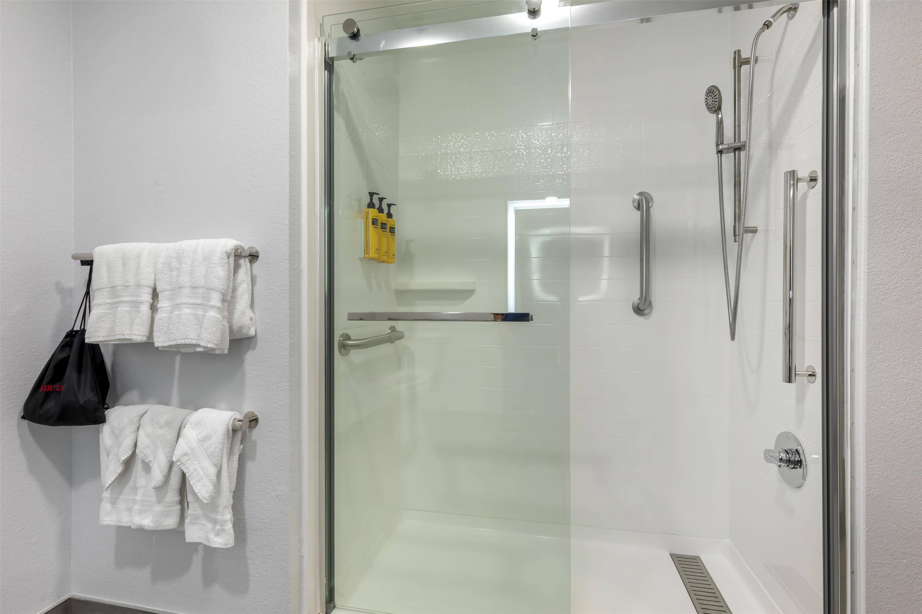 suite, 1 king bed, accessible, bathtub | bathroom | combined shower/bathtub, free toiletries, hair dryer, towels