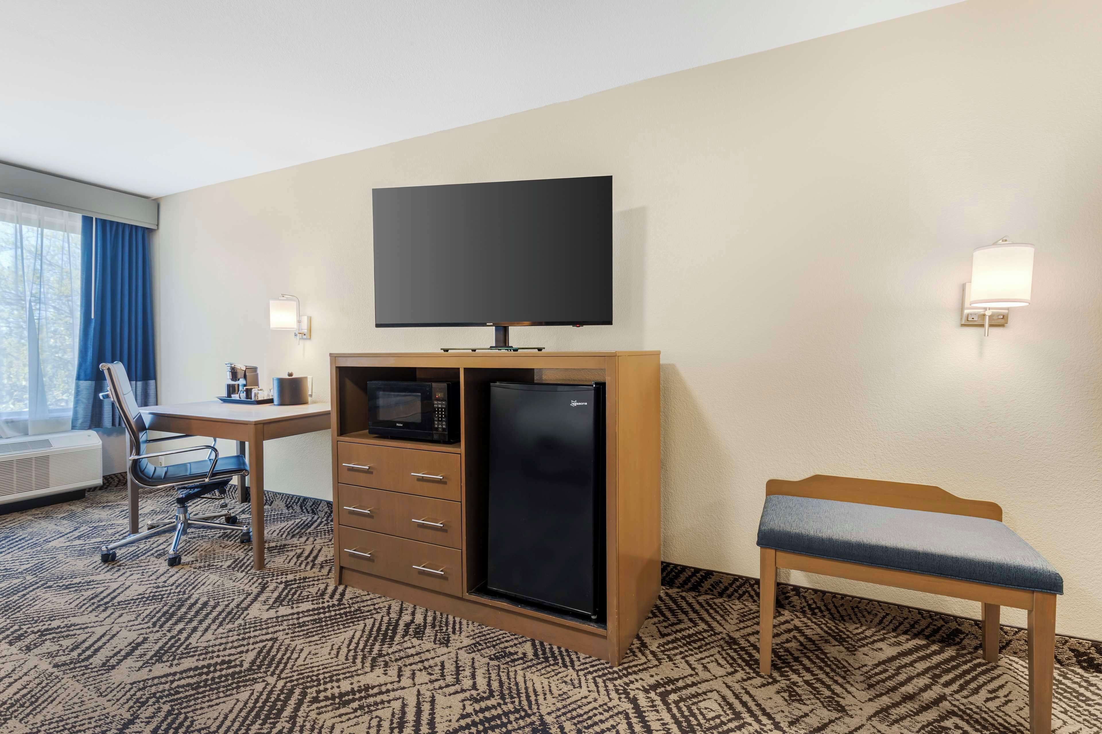 standard room, 2 queen beds, accessible, non smoking | 1 bedroom, pillow-top beds, in-room safe, desk