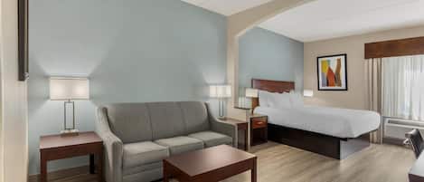 Suíte, 1 cama King, para não fumantes, geladeira e micro-ondas (with Sofabed) | Cofres nos quartos, escrivaninha, cortinas blackout