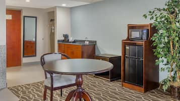 Suite, 1 très grand lit, non-fumeurs, baignoire à jets (Oversized Room;with Sofabed) | Coffres-forts dans les chambres, bureau, rideaux occultants