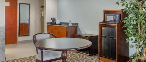 Suite, 1 Katil Raja (King), Non Smoking, Jetted Tub (Oversized Room;with Sofabed) | Peti besi dalam bilik, meja, langsir/tirai gelap terus