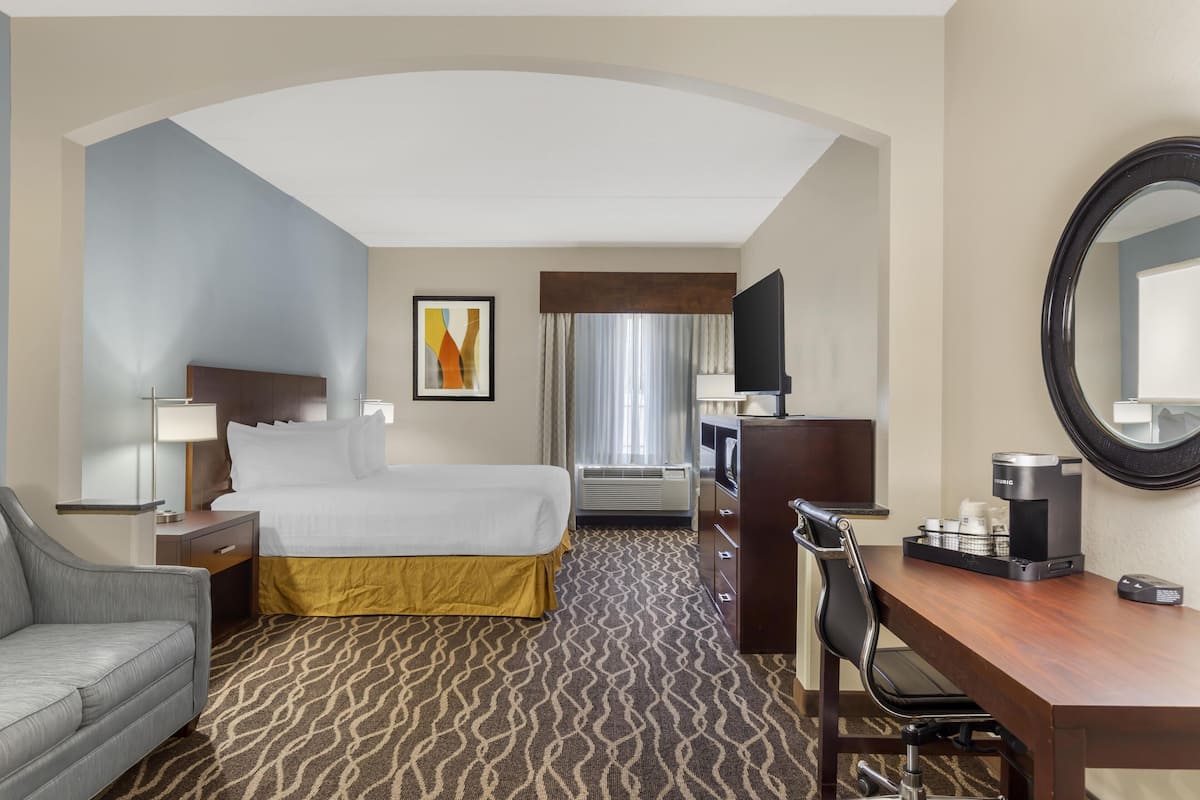 Tallelokero huoneessa, työpöytä, pimennysverhot, silitysrauta/-lauta