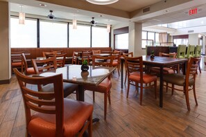 Café da manhã com buffet grátis todos os dias