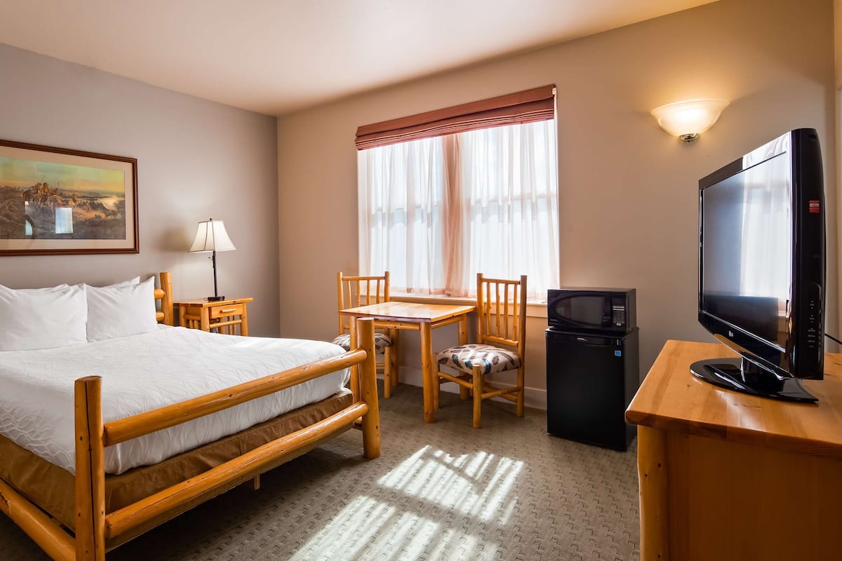 1 bedroom, desk, laptop workspace, blackout drapes