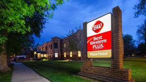 A sign for the Best Western PLUS Plaza Hotel. - Best Western Plus Plaza Hotel (Thermopolis)