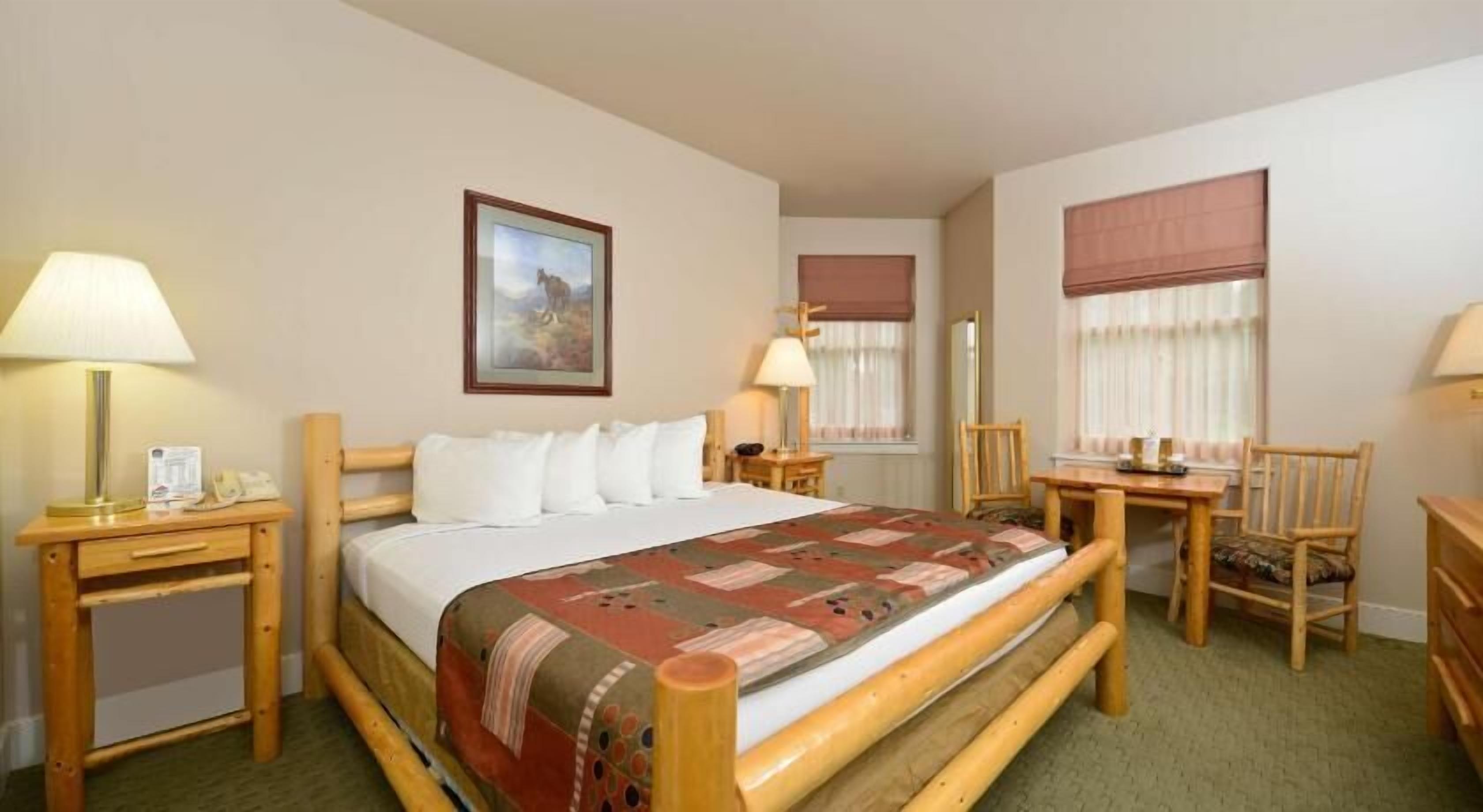 办公桌、笔记本电脑工作区、遮光窗帘、熨斗/熨衣板