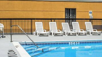 สระว่ายน้ำกลางแจ้งเปิดตามฤดูกาล