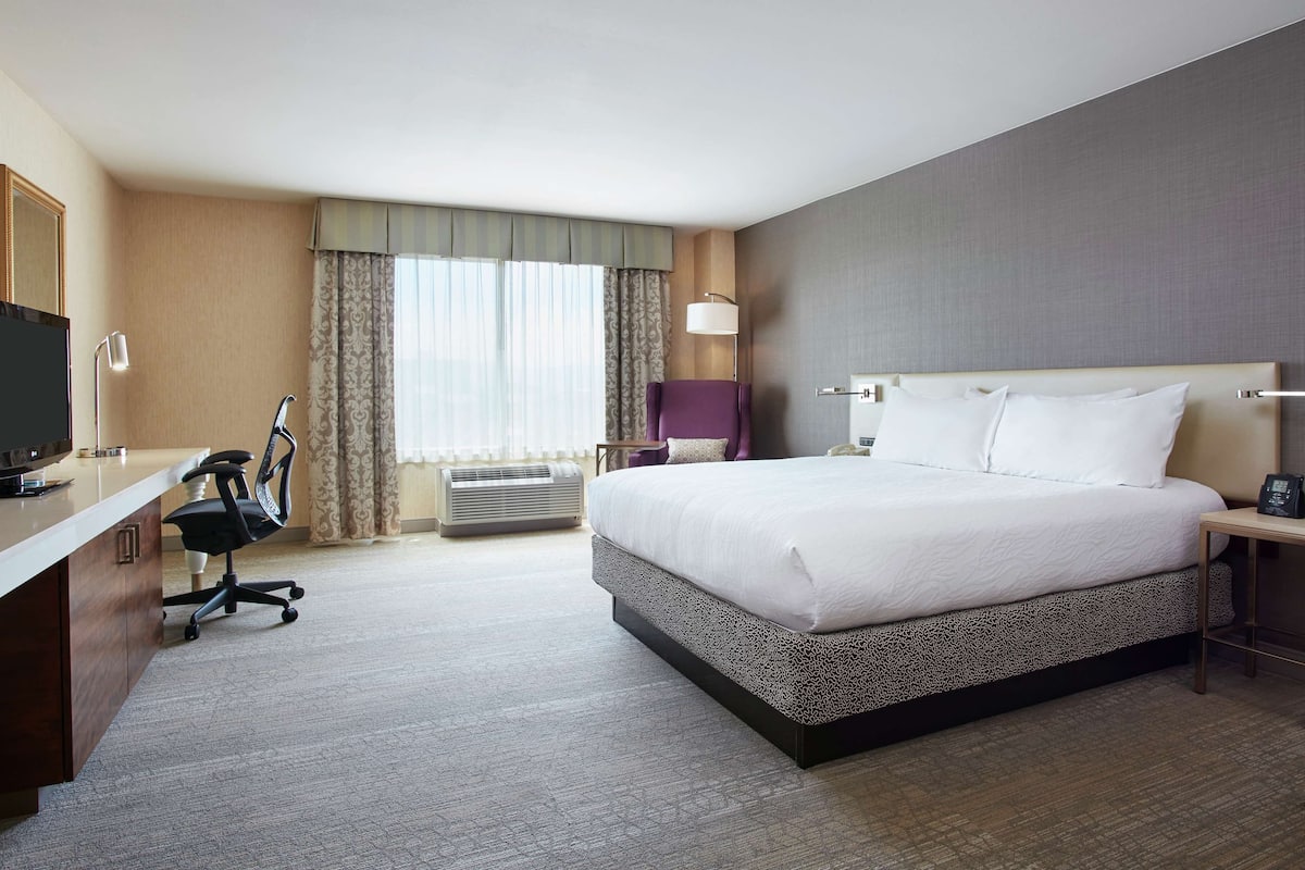 Premium bedding, in-room safe, desk, laptop workspace