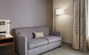 Habitación, 1 cama de matrimonio grande con sofá cama | Zona de estar | Televisión de pantalla plana de 32 pulgadas con canales por cable