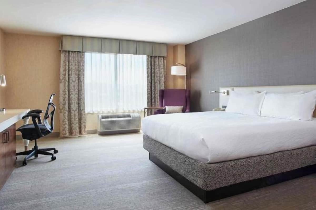 Premium bedding, in-room safe, desk, laptop workspace