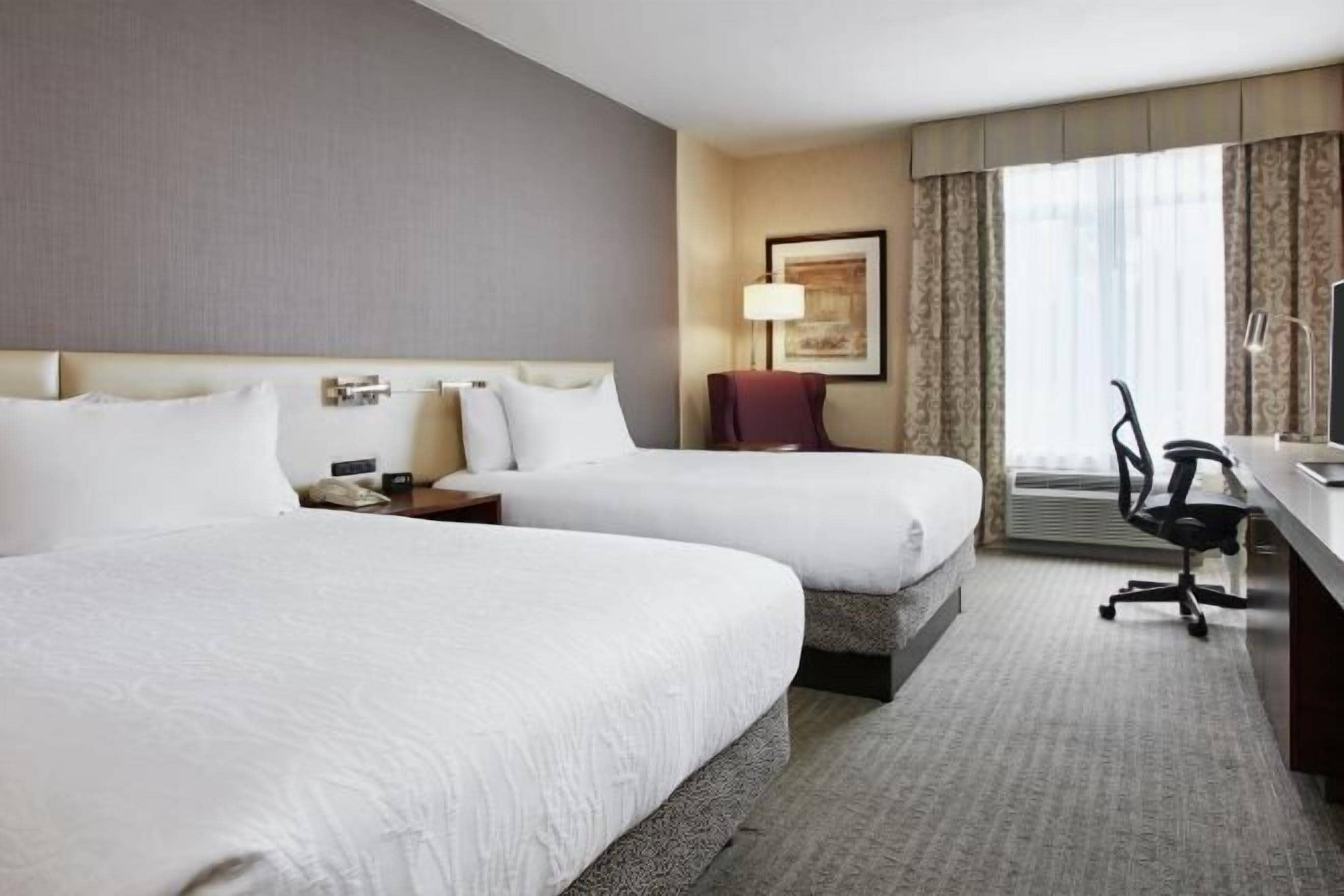 Hochwertige Bettwaren, Zimmersafe, Schreibtisch