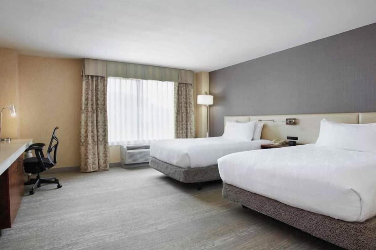 Premium bedding, in-room safe, desk, laptop workspace