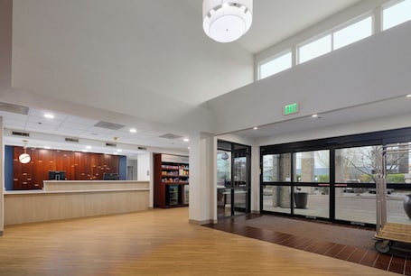 Lobby. Comfort Suites Springfield-Eugene