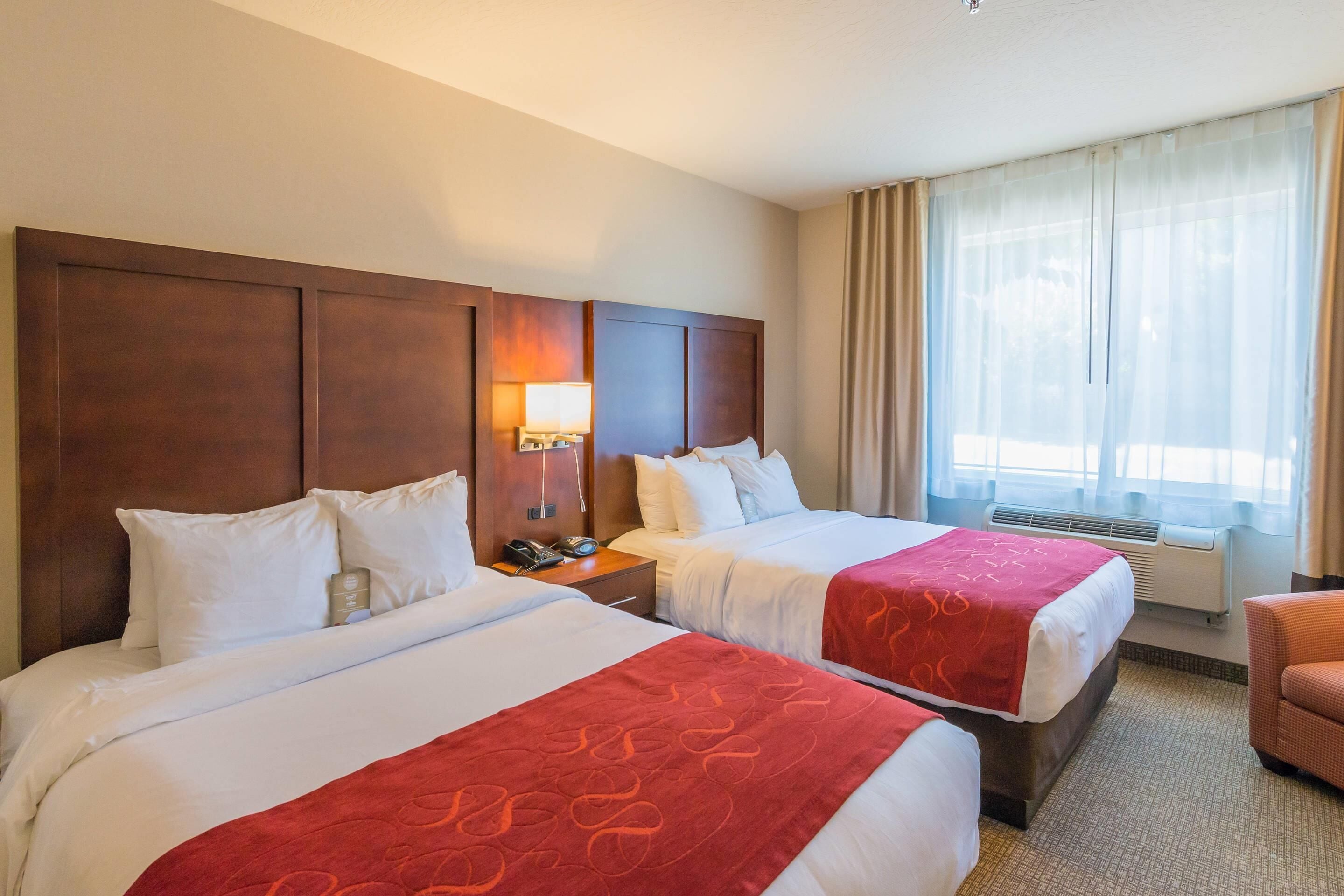 Bureau, espace de travail pour ordinateur portable, rideaux occultants