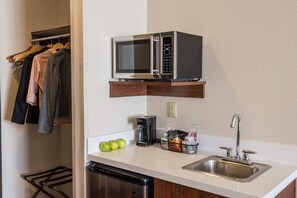 Escritorio, espacio para trabajar con laptop y cortinas blackout 