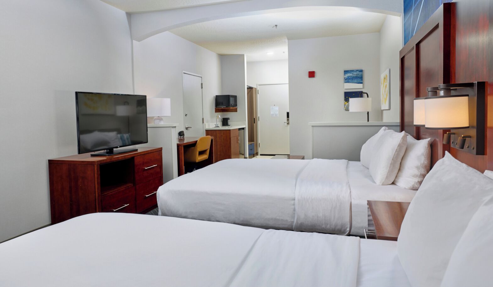 Escritorio, espacio para trabajar con laptop y cortinas blackout 