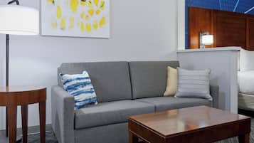Escritorio, espacio para trabajar con un portátil, cortinas opacas