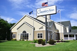 Front of property - Country Inn River Falls (River Falls)