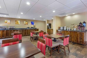 Free daily buffet breakfast  - Comfort Suites (Conway)