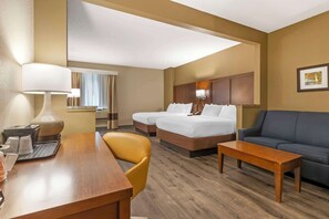 Suite, 2 queensize bedden, niet-roken | Een bureau, een laptopwerkplek, verduisterende gordijnen