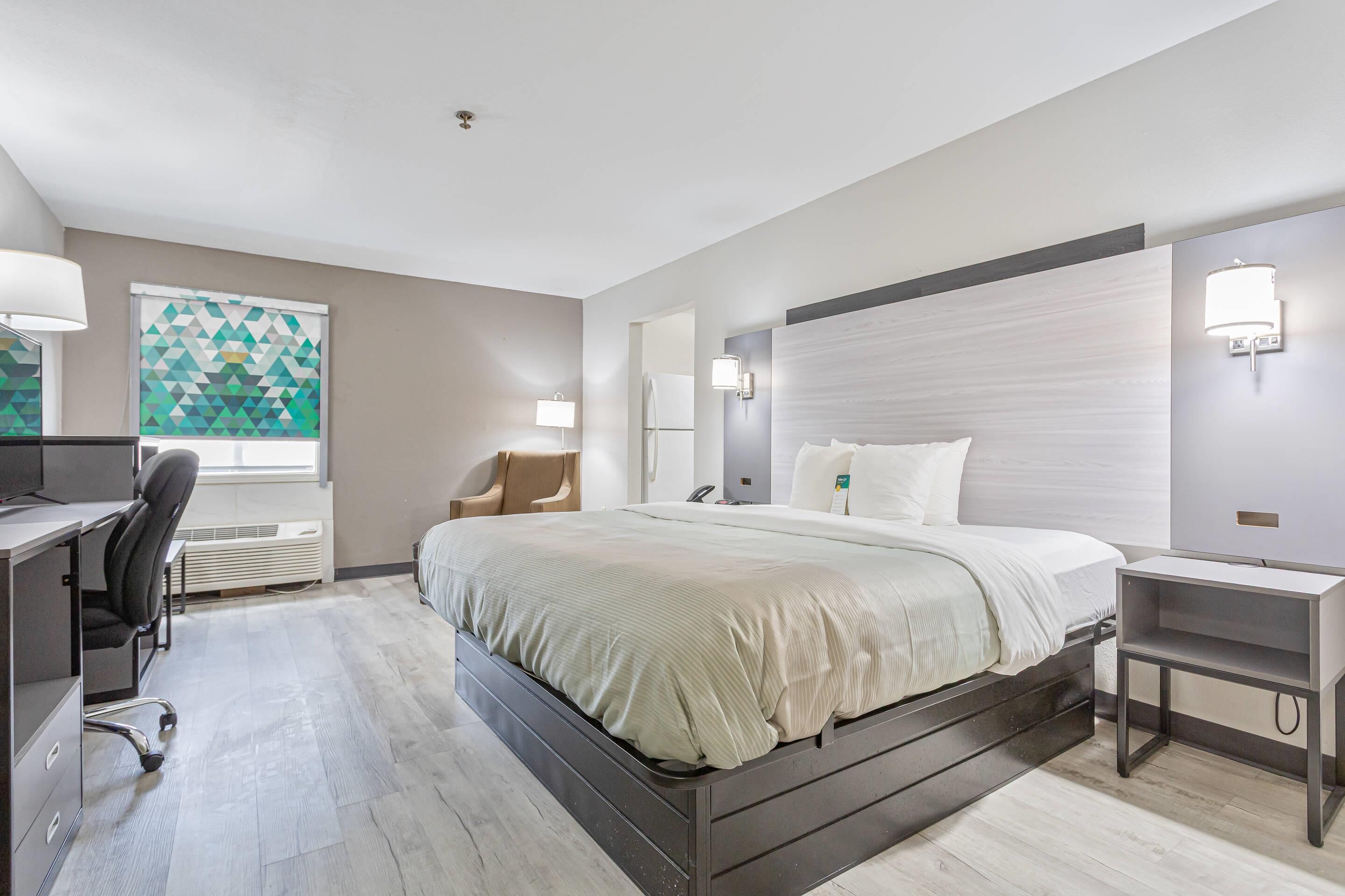 خزنة داخل الغرفة ومكواة/لوح كي وواي فاي مجانًا وملاءات أسرّة