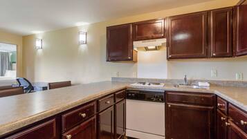 Réfrigérateur, micro-ondes, plaque de cuisson, cafetière/bouilloire