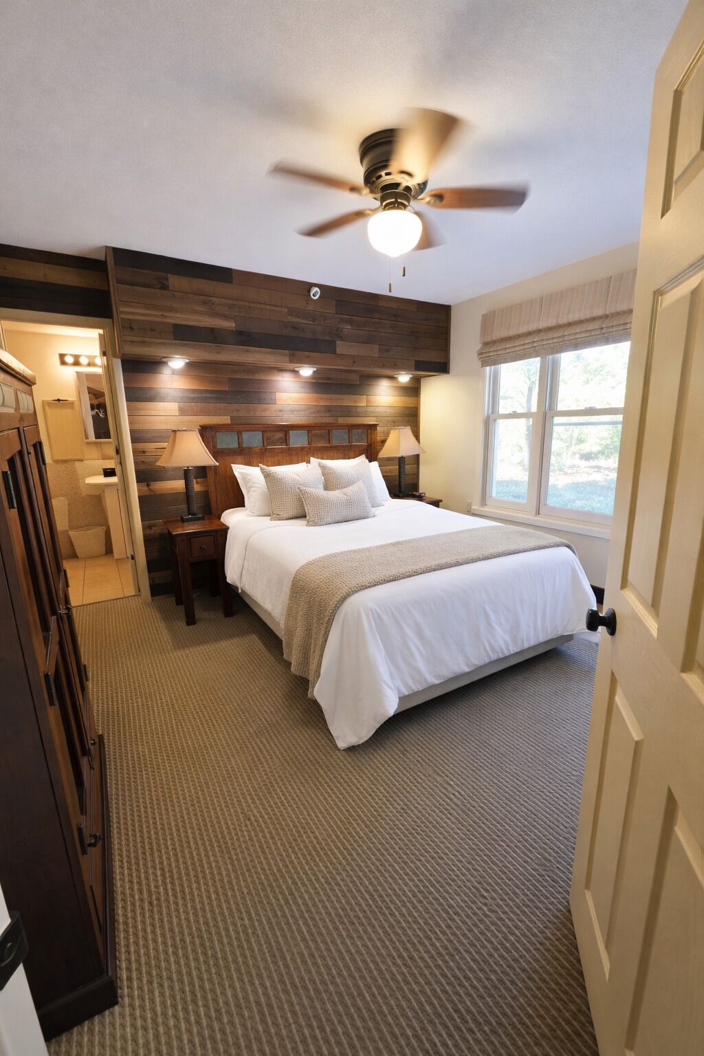 Suíte luxo | Cofres nos quartos, ferros/tábuas de passar roupa, berços grátis