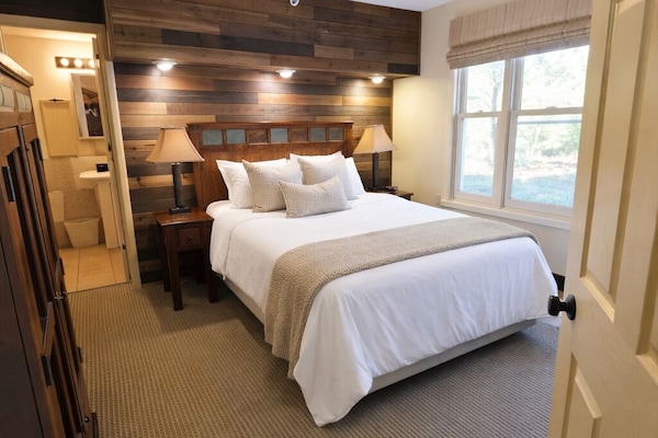 In-room safe, iron/ironing board, free WiFi, bed sheets