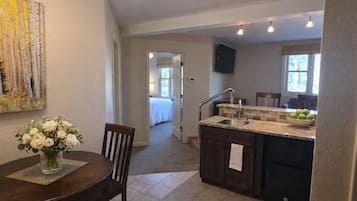 Deluxe Suite | Dining room