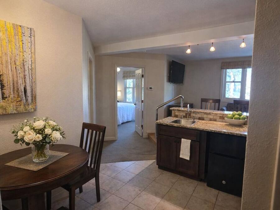 Deluxe Suite | Dining room