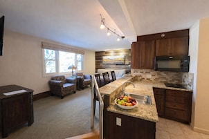 Suite, 2 camere da letto | Cucina privata | Mini-frigorifero, microonde, piano cottura, macchina per tè/caffè