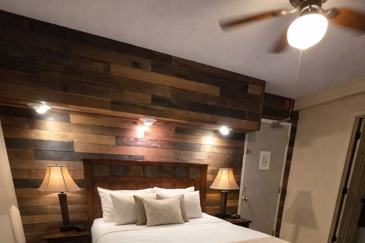 Deluxe Suite | In-room safe, iron/ironing board, free cribs/infant beds, free WiFi