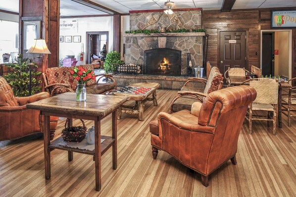Lobby sitting area - The Historic Crag's Lodge (Estes Park)