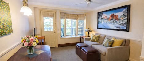 Suite Studio, non-fumeurs | Salle de séjour | Télévision à écran plat de 32 pouces avec chaßnes par cùble, télévision