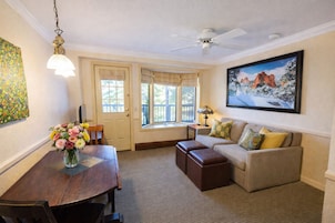 Suite monolocale, non fumatori | Soggiorno | TV a schermo piatto 32 pollici con canali via cavo, TV, lettore DVD