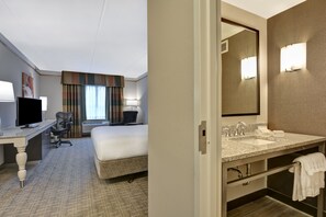 Hochwertige Bettwaren, Daunenbettdecken, Zimmersafe, Schreibtisch