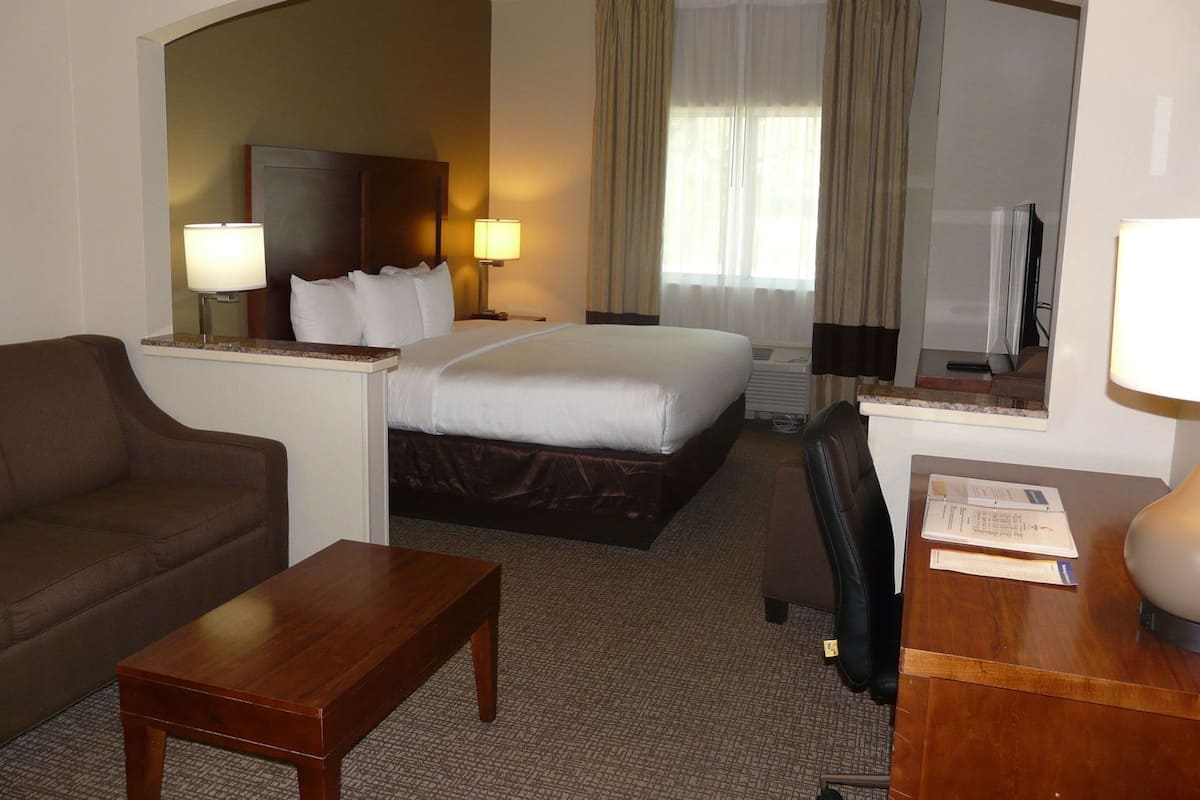 Desk, laptop workspace, iron/ironing board, free WiFi