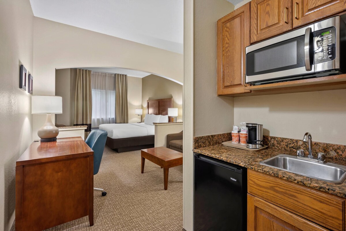 Suite, 1 King Bed, Non Smoking | Desk, laptop workspace, iron/ironing board, WiFi (free)