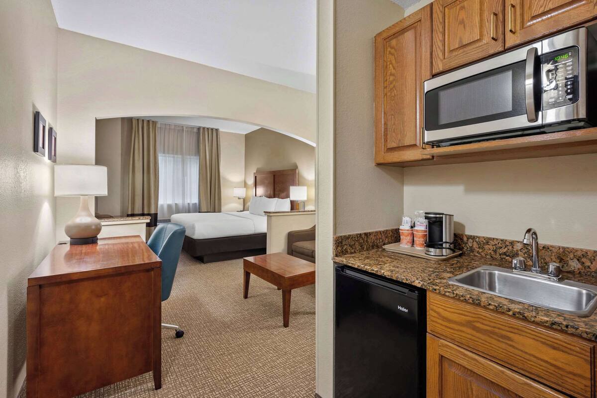 Suite, 1 King Bed, Non Smoking | Desk, laptop workspace, iron/ironing board, WiFi (free)
