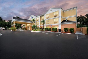 A hotel with a covered entrance, multiple floors, and a parking lot. - Comfort Inn Fort Myers Northeast (Fort Myers)
