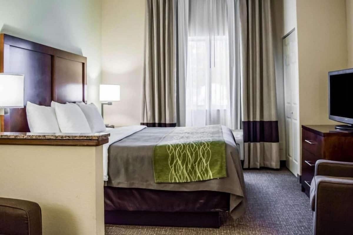Desk, laptop workspace, iron/ironing board, free WiFi