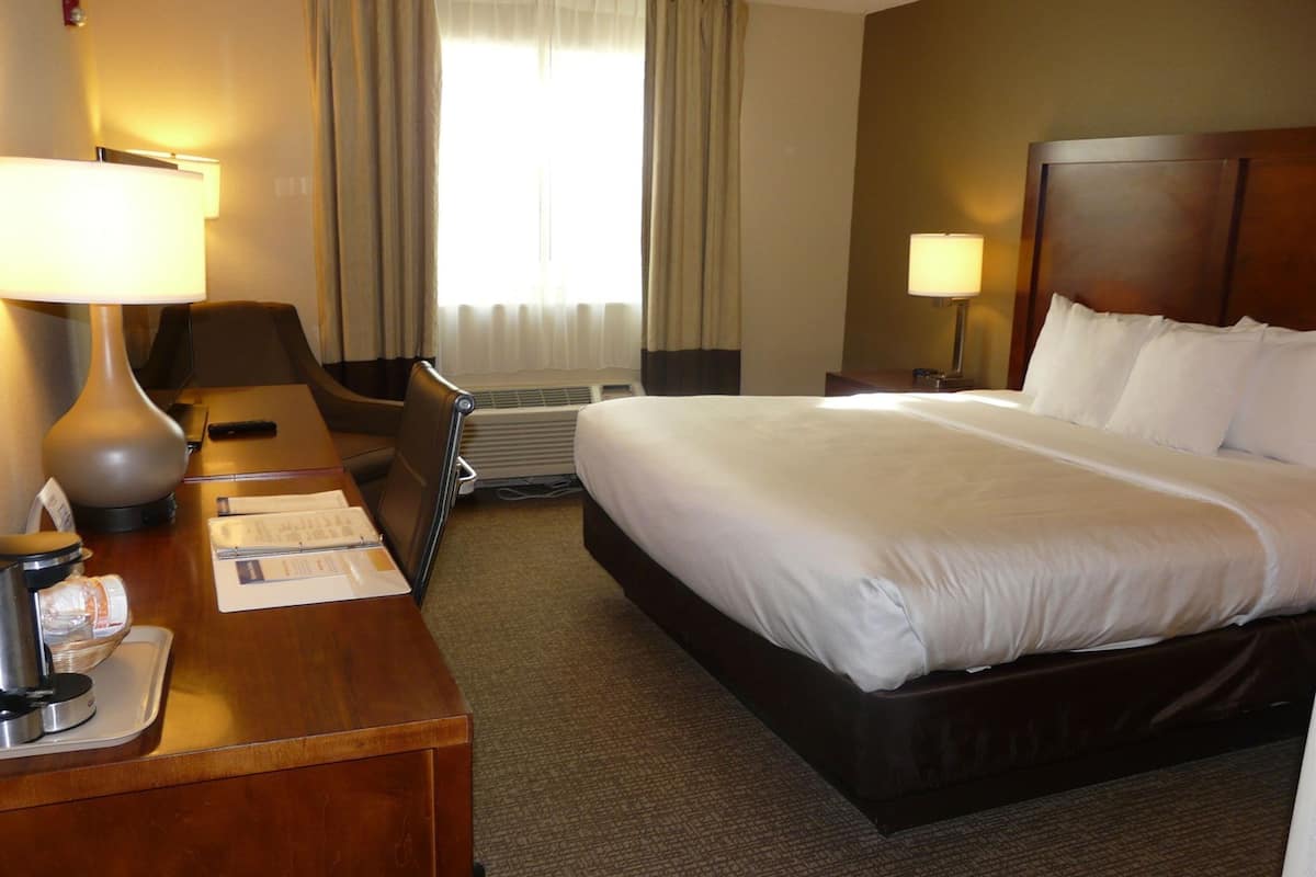 Desk, laptop workspace, iron/ironing board, free WiFi