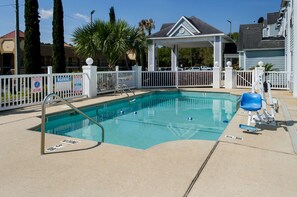 Outdoor pool - Motel 6 Mobile, AL (Mobile)