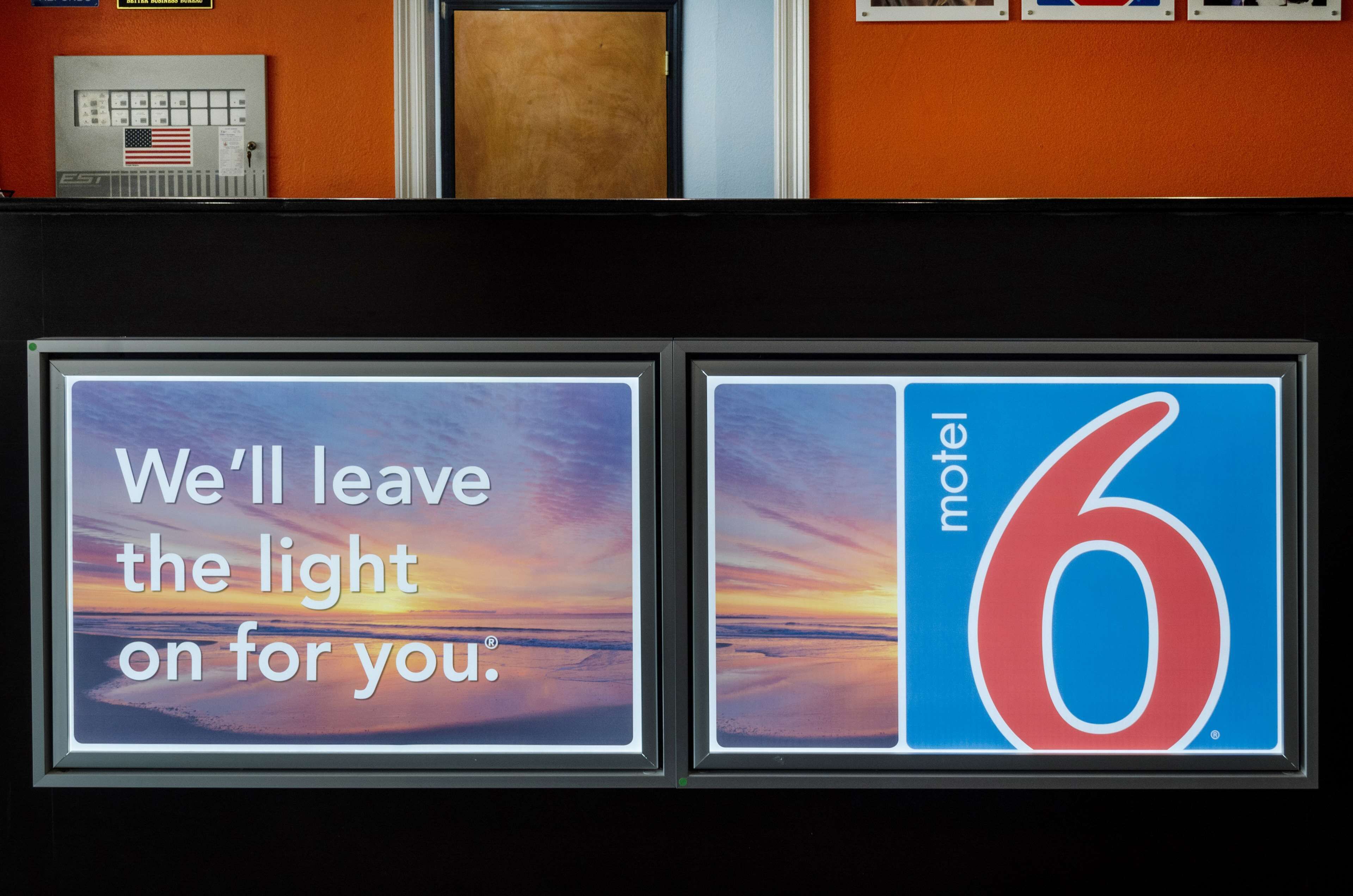 Motel skilt med nummer 6 og en besked om at lade lyset være tændt for gæsterne.