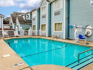 Outdoor pool - Motel 6 Mobile, AL (Mobile)