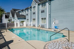 Outdoor pool - Motel 6 Mobile, AL (Mobile)