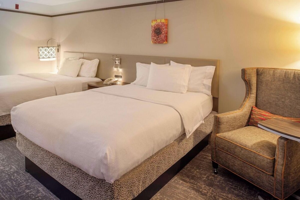 Pillowtop beds, in-room safe, desk, blackout drapes