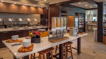 Café da manhã com buffet todos os dias (USD 12.95 por pessoa)