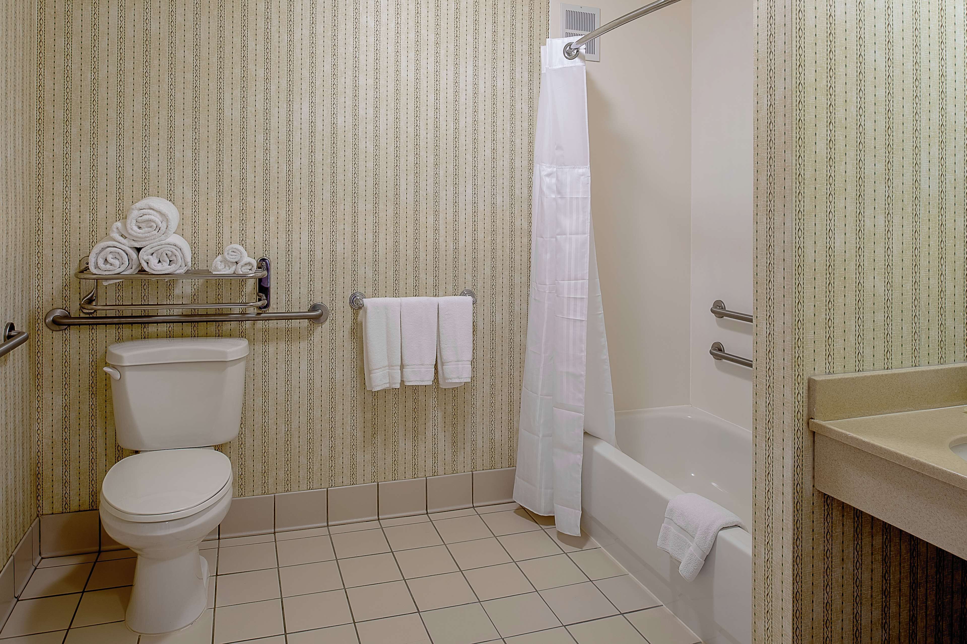 one king accessible with bath tub | bathroom | combined shower/bathtub, free toiletries, hair dryer, towels